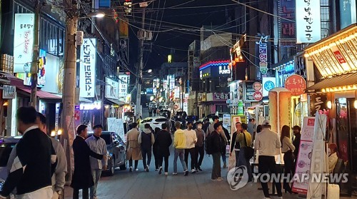 "이래도 되나" 느슨해진 대구의 밤…일부 주점 젊은 층 '북적'