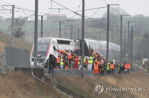 시속 270km로 달리던 프랑스 테제베 탈선…21명 부상