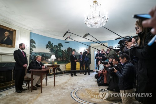 트럼프, 10조원 코로나19 예산 서명…연준엔 "금리 더 내려야"(종합)