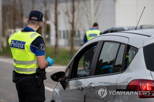 '코로나 전쟁' 이탈리아 전역에 이동제한령…"흑암의 시간 맞아"