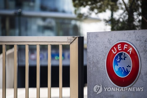 유럽축구연맹, 코로나19에 백기…'유로 2020 1년 연기'(종합)