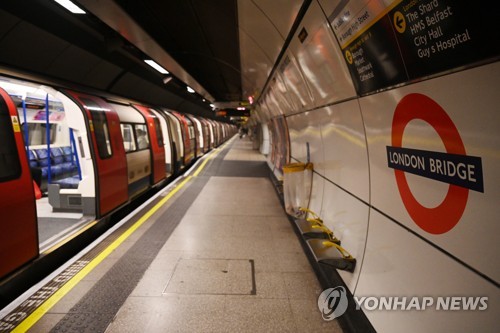 코로나19 확산에 지하철 일부 폐쇄…런던 전체 봉쇄도 검토