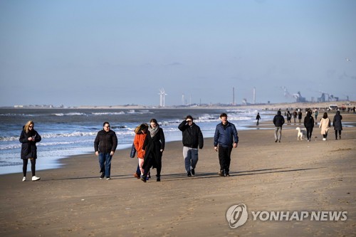 네덜란드 코로나19에도 공원·해변 북적…정부 "거리 유지" 경고