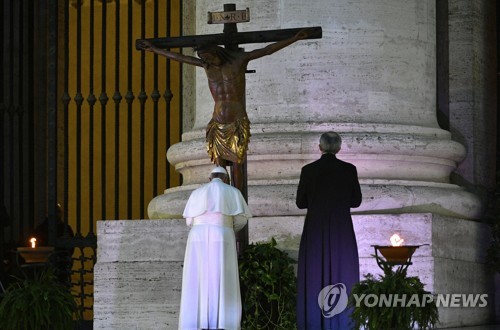 봄비 오는 성베드로광장에 홀로 선 교황…"인류를 구원하소서"