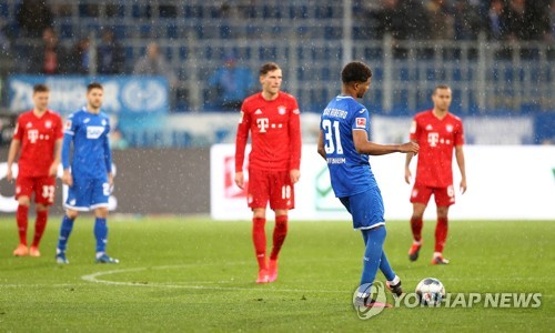 상대 구단주 모욕한 서포터스에 '공 돌리기'로 맞선 축구선수들