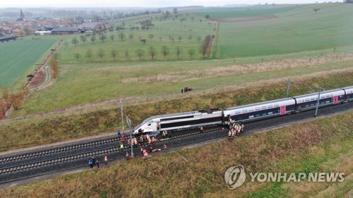 시속 270km로 달리던 프랑스 테제베 탈선…21명 부상