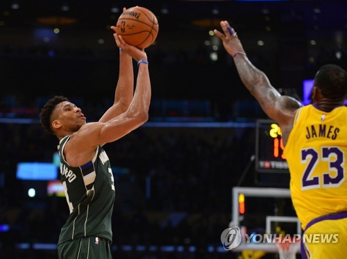 NBA 아데토쿤보, 무릎 부상…최소 2경기 결장