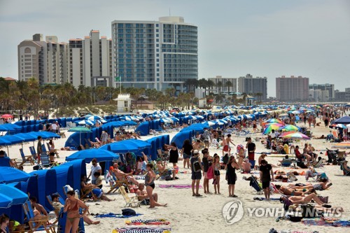 '사회적 거리 두기' 무시?…미 플로리다서 수천명 해수욕 논란