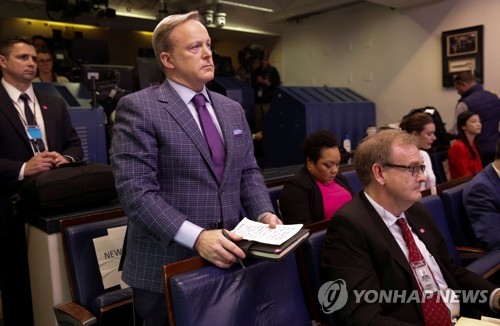 기자 된 백악관 전 대변인, 트럼프와 코로나19 브리핑서 문답