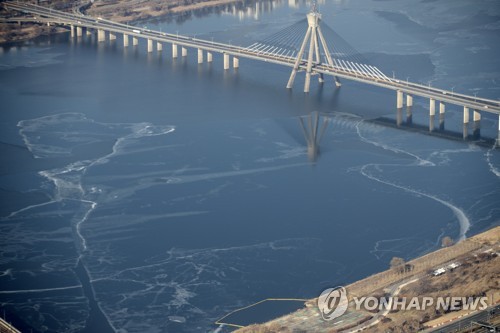 따뜻했던 지난겨울, 한강도 얼지 않았다…113년 관측 사상 8번째