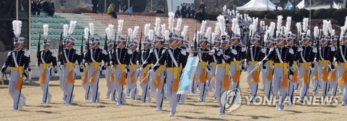 가족초청·악수없이 열린 공군사관학교 졸업식…154명 소위 임관