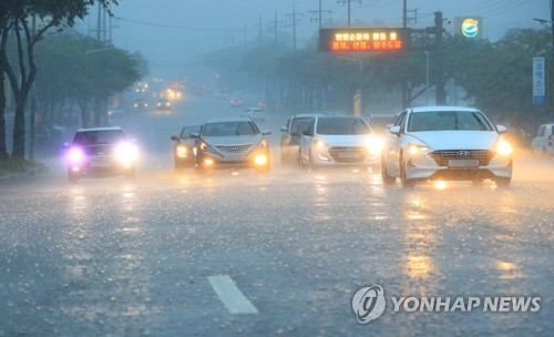 제주도 산지·북부 호우주의보…300㎜ 이상 많은 비