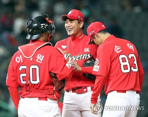 손혁 감독의 김광현 걱정 "터놓고 얘기할 사람이 없잖아요"