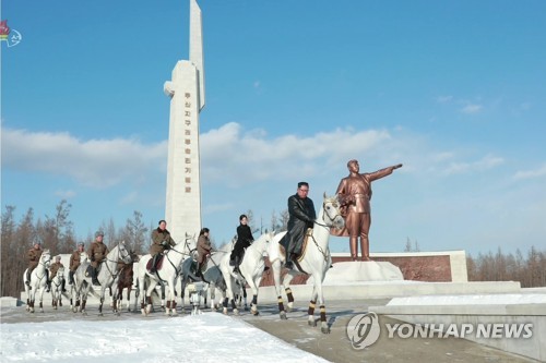 북한신문 "귀뿌리 도려내는 백두산 추위 맛봐야"…답사행군 장려