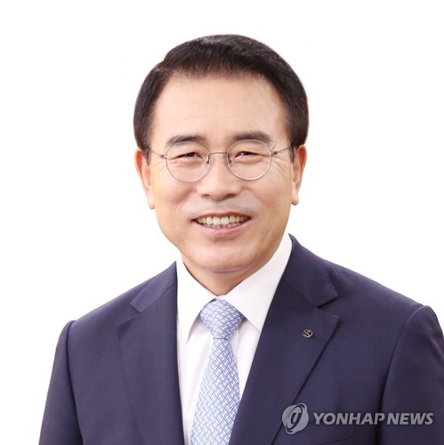 조용병 신한금융 회장 연임…"따뜻한 금융의 온기 전하겠다"(종합)