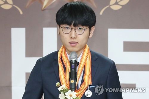 '무패 행진' 신진서, 3개월 연속 한국 바둑 랭킹 1위