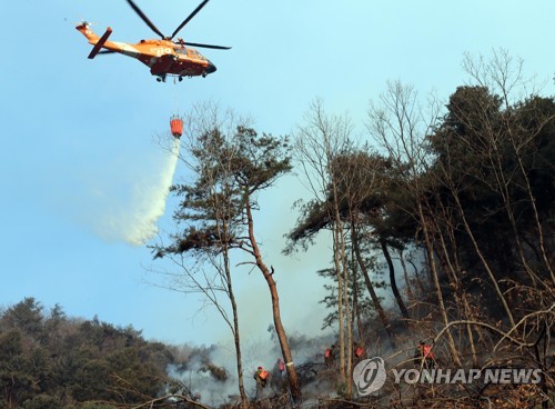 건조특보 속 양양서 산불…헬기 3대 투입해 진화 중