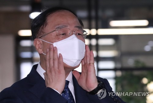 홍남기 "취약계층에 마스크 1억3000만장 무상공급 계획"