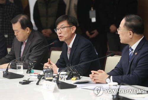 김상조 "깨끗한 환경서 일하거나 건강하면 마스크사용 자제해야"