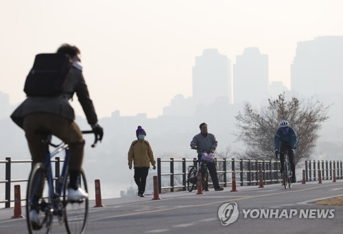 포근하지만 미세먼지 '나쁨'…중부지방 오후 늦게 봄비