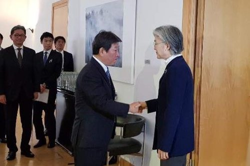 정부, 한일 수출갈등 여전하지만 日에 코로나19 협력 위해 손길