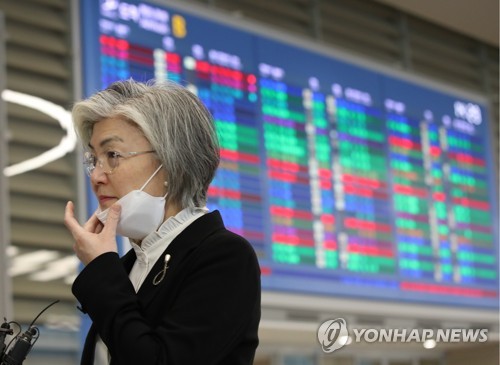 "한국 '입국제한' 늘어나는데 대처 안일" 강경화 장관 고발당해