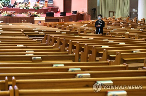 코로나로 텅빈 교회 예배당…주일예배 강행 교회에도 발길 줄어