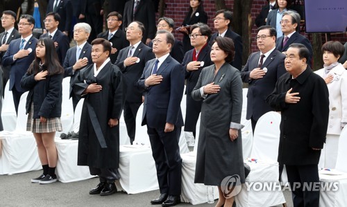 문대통령 "코로나 함께 이기자"…한일 미래지향적 협력에 강조점