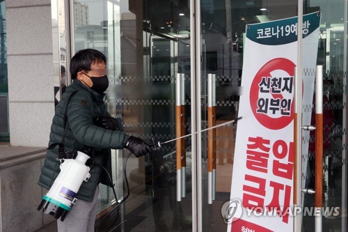 '코로나19' 우려에도 북적인 일부 개신교회…"전쟁통에도 예배"