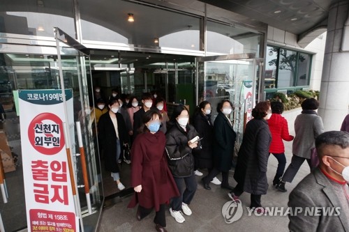 '코로나19' 우려에도 북적인 일부 개신교회…"전쟁통에도 예배"