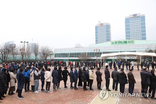 3월 첫날도 하나로마트 앞 마스크 구매객 장사진…"금방 동나"(종합)