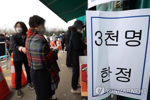 3월 첫날도 하나로마트 앞 마스크 구매객 장사진…"금방 동나"(종합)