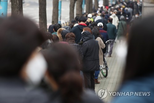 3월 첫날도 하나로마트 앞 마스크 구매객 장사진…"금방 동나"(종합)