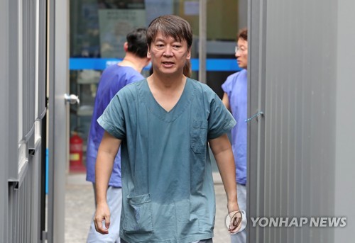 대구 내려간 '의사' 안철수 부부…방호복 입고 진료 자원봉사(종합)