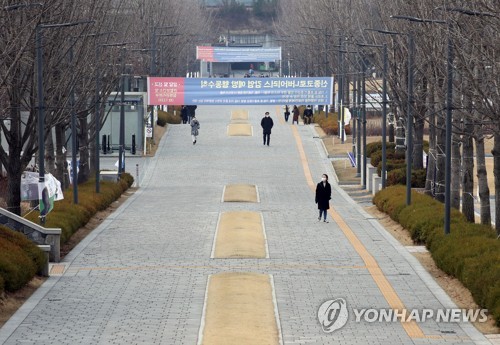 새내기로 술렁거렸을 대학 캠퍼스 개강연기에 "유령도시 같아"