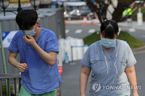 '생후45일 아기' 음압병실 이송…"아빠, 신천지 명단에 없다"