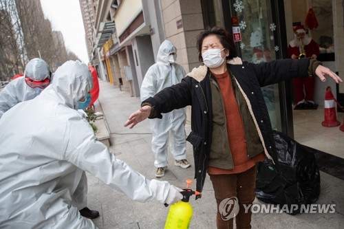 중국 신규 확진자 사흘째 100명대…역유입 방지책 강화