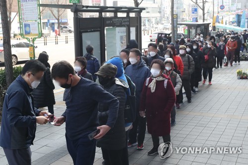 '마스크 공급' 농협마트 앞 끝없는 대기줄…아침부터 장사진