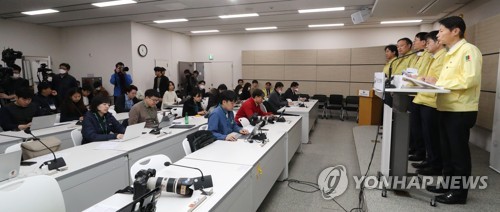 정부 "엄격했던 격리해제 기준 완화로 완치자 늘어날 것"