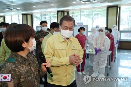 문대통령 '대구투입' 앞둔 신임간호장교들에…"헌신 잊지않겠다"