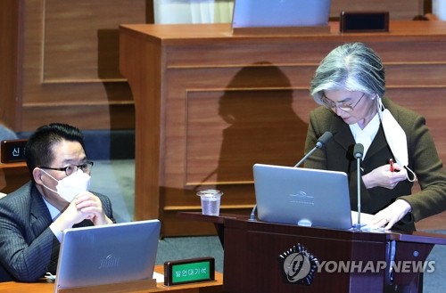 강경화 "중국발 여행객, 특별입국절차로 지금까지 관리 잘돼"