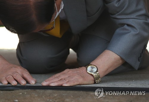 '박근혜 시계' 차고 기자회견 나선 이만희 총회장
