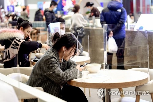 중국 신규 확진자 사흘째 100명대…역유입 방지책 강화