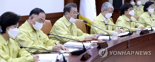 문대통령 "마스크 불편 국민께 송구…모든조직 24시간 체제"(종합2보)