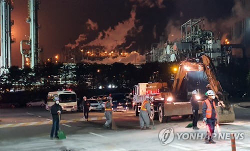 한밤 뒤흔든 폭발 '쾅'…서산 롯데케미칼 인근 쑥대밭