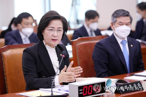 추미애, '신천지 압수수색' 지시 논란에 "국민 86%가 요구"