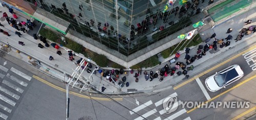 물량 풀려도 마스크 구입 여전히 힘들다…"어제보단 나아져"