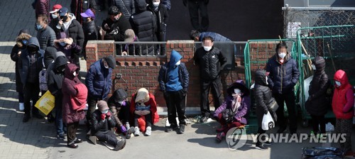 물량 풀려도 마스크 구입 여전히 힘들다…"어제보단 나아져"