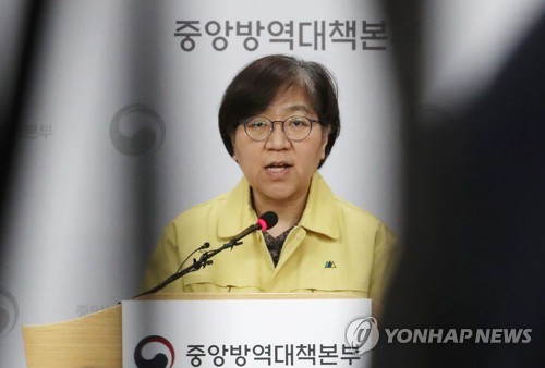 "마스크 써서 호흡곤란? 그럴 땐 벗으세요…증상 악화시킬 수도"