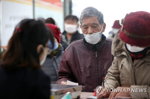 "마스크 써서 호흡곤란? 그럴 땐 벗으세요…증상 악화시킬 수도"